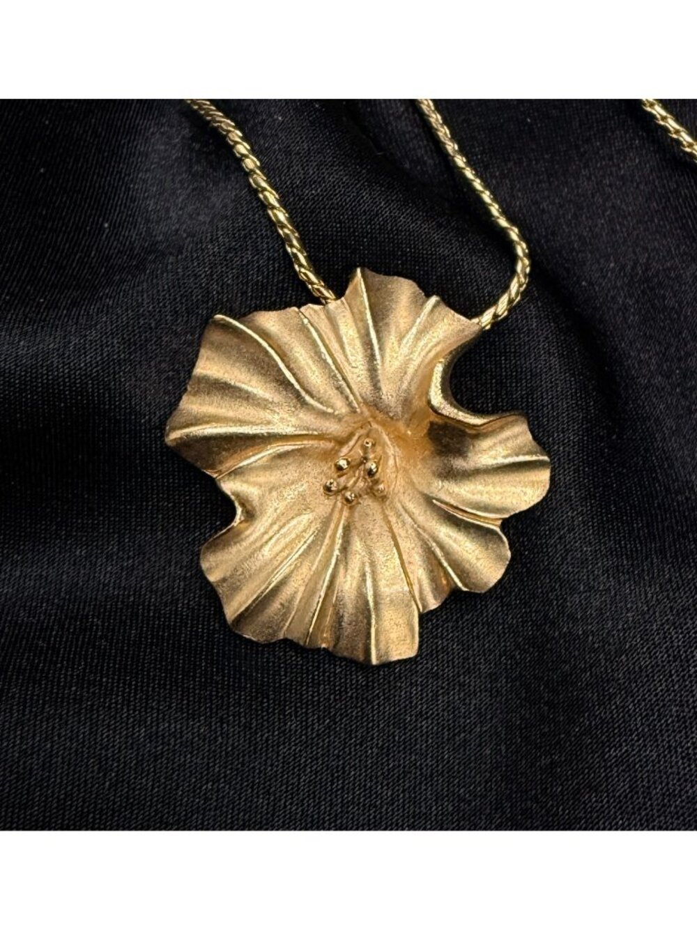 Rare Find Vintage TRIFARI 1960's-1970's Signed Gold-Tone Floral Pendant Necklace